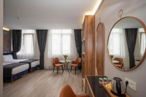 ein Hotelzimmer mit einem Bett und einem Spiegel in der Unterkunft Seyithan Palace Spa Hotel in Istanbul