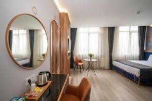 Ein Bett oder Betten in einem Zimmer der Unterkunft Seyithan Palace Spa Hotel