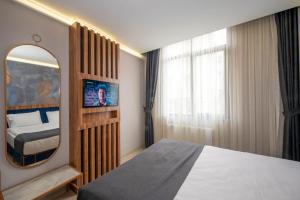 Ein Bett oder Betten in einem Zimmer der Unterkunft Seyithan Palace Spa Hotel