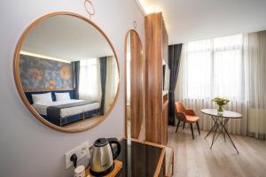 Zimmer mit einem Spiegel, einem Bett und einem Tisch in der Unterkunft Seyithan Palace Spa Hotel in Istanbul
