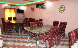 - une salle à manger avec des tables et des chaises dans l'établissement Vip Guest House, à Umarkot