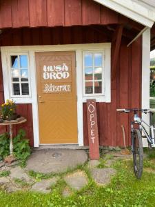 a bike parked in front of a house with a door at Åreskutans lägenhet i Huså - med laddning för bil 22 kw in Huså
