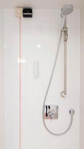 eine Dusche im Bad mit einem Spiegel an der Wand in der Unterkunft Crowne Plaza Hotel Brugge, an IHG Hotel in Brügge