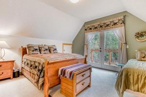 a bedroom with a bed and a window at Alltitude Chalet in Government Camp