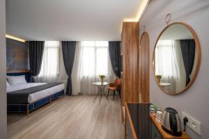 Ein Bett oder Betten in einem Zimmer der Unterkunft Seyithan Palace Spa Hotel