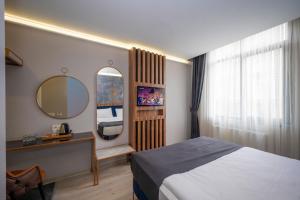 Ein Bett oder Betten in einem Zimmer der Unterkunft Seyithan Palace Spa Hotel