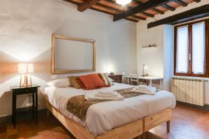 Posteľ alebo postele v izbe v ubytovaní RomagnaBNB Biscanto Townhouse