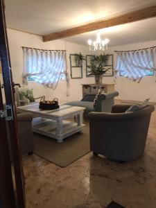 ein Wohnzimmer mit 2 Stühlen und einem Tisch in der Unterkunft Mon Desir in Pietermaritzburg