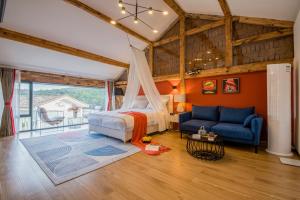 um quarto com uma cama e um sofá azul em No Flowers Boutique Hostel em Kunming