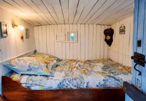 Cama en habitación con pared en Manoir du Bois Joly - Cabanes de Berger en Margon