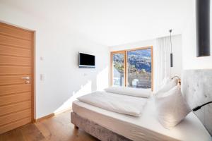 1 dormitorio con cama y ventana en Oberegghof Ferienwohnung Garten, en Rifiano