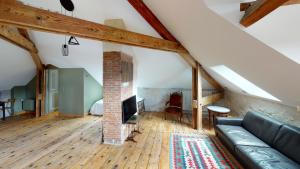 a living room with a couch and a tv at Gîte de Myans in Myans