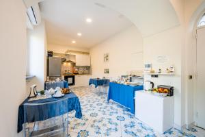 Habitación con 2 mesas y cocina en B&B il vetraio en Ravello