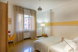 une chambre d'hôtel avec un lit et une fenêtre dans l'établissement Casa Zafferano by Wonderful Italy, à Gênes