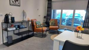 a living room with chairs and a table at B&B Margriet in Lemmer