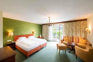 Uma cama ou camas num quarto em SEEGLÜCK Hotel Forelle Superior