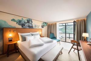 Postel nebo postele na pokoji v ubytování SEEGLÜCK Hotel Forelle Superior
