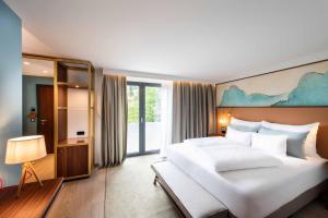 Uma cama ou camas num quarto em SEEGLÜCK Hotel Forelle Superior