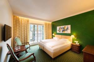 Uma cama ou camas num quarto em SEEGLÜCK Hotel Forelle Superior