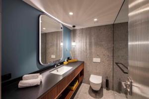 Koupelna v ubytování SEEGLÜCK Hotel Forelle Superior + 37 fotografií