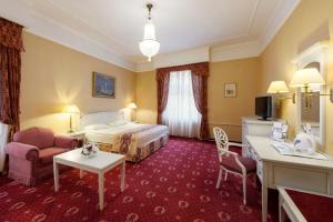 Televisyen dan/atau pusat hiburan di Danubius Hotel Astoria City Center