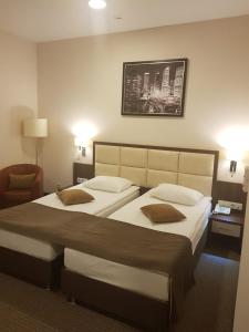 Ένα ή περισσότερα κρεβάτια σε δωμάτιο στο Iskra Hotel