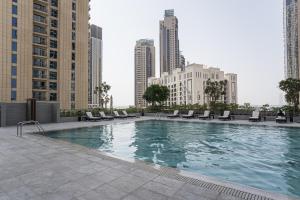 Majoituspaikassa HiGuests - Artistic Apt with Balcony Overlooking Dubai Canal tai sen lähellä sijaitseva uima-allas