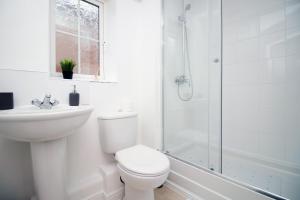 Koupelna v ubytování DELFT - Spacious Home, High Speed Wi-Fi, Free Parking, Terrace + 31 fotografií