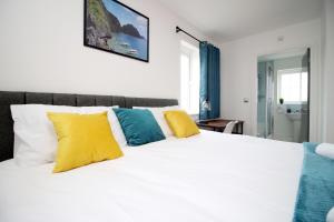 Postel nebo postele na pokoji v ubytování DELFT - Spacious Home, High Speed Wi-Fi, Free Parking, Terrace