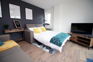 เตียงในห้องที่ DELFT - Spacious Home, High Speed Wi-Fi, Free Parking, Terrace