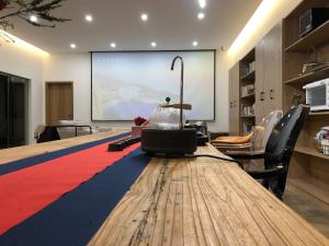 Uma televisão e/ou sistema de entretenimento em No Flowers Boutique Hostel