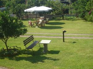 Ein Garten an der Unterkunft Hotel Marina