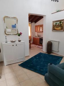 un soggiorno con specchio e tappeto blu di Casa vacanza L'antico moderno a Terrasini
