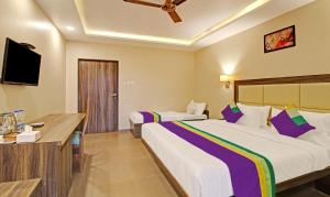 Postel nebo postele na pokoji v ubytování Treebo Mountain Retreat Mahabaleshwar, 600 Mtrs From Lingmala Waterfall