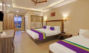 Postel nebo postele na pokoji v ubytování Treebo Mountain Retreat Mahabaleshwar, 600 Mtrs From Lingmala Waterfall