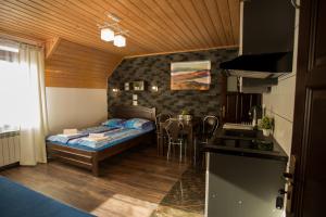 Posteľ alebo postele v izbe v ubytovaní Pokoje i apartamenty u Sabiny - DOSTĘP DO JACUZZI TYLKO W WYBRANYCH OPCJACH sprawdź poniżej szczegóły rezerwacji