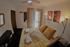 Een bed of bedden in een kamer bij Madeira Serenity Cottage