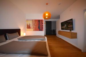 una camera da letto con un letto e un quadro sul muro di wohnanders a Fürstenfeld