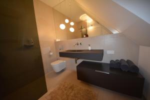 un bagno con lavandino e WC di wohnanders a Fürstenfeld