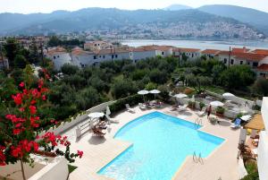 - une vue sur la piscine d'un complexe dans l'établissement Skopelos Summer Homes, à Skopelos