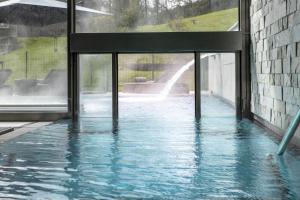 Poolen vid eller i närheten av AlpenGold Hotel Davos