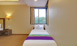 Postel nebo postele na pokoji v ubytování Treebo Mountain Retreat Mahabaleshwar, 600 Mtrs From Lingmala Waterfall