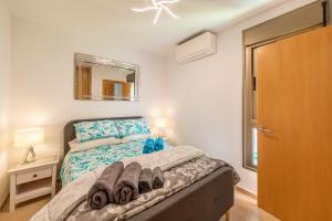 1 dormitorio con cama y espejo en MEDANO4YOU Barefoot Beach House, en El Médano