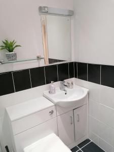 Bilik mandi di Sunrise View - Beachfront Apartment, Weymouth +25 gambar