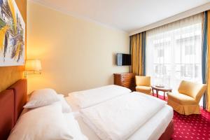 Uma cama ou camas num quarto em SEEGLÜCK Hotel Forelle Superior