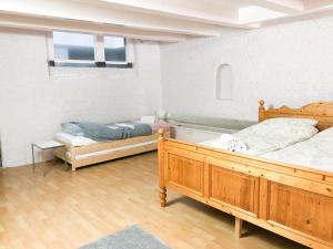 アムステルダムにあるKG Houseの部屋にベッドが2つある寝室