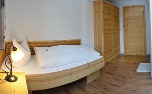 Кровать или кровати в номере MBZ Birg 1414