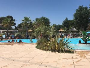 un groupe de personnes dans une piscine dans l'établissement Camping Les Sables du Midi, à Valras-Plage