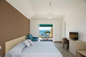 een slaapkamer met een bed en uitzicht op de oceaan bij B&B Ligure Rooms in Pietra Ligure