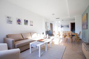 een woonkamer met een bank en een tafel bij Apartamentos Villablino Arturo Soria in Madrid